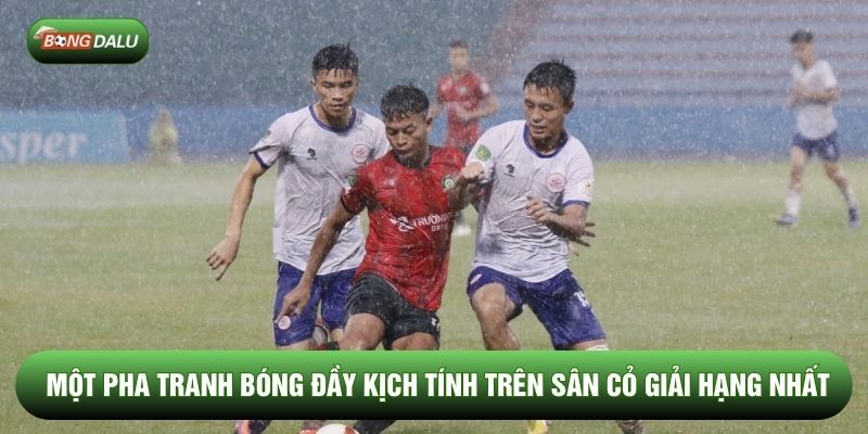 Một pha tranh bóng đầy kịch tính trên sân cỏ giải hạng nhất Một pha tranh bóng đầy kịch tính trên sân cỏ giải hạng nhất